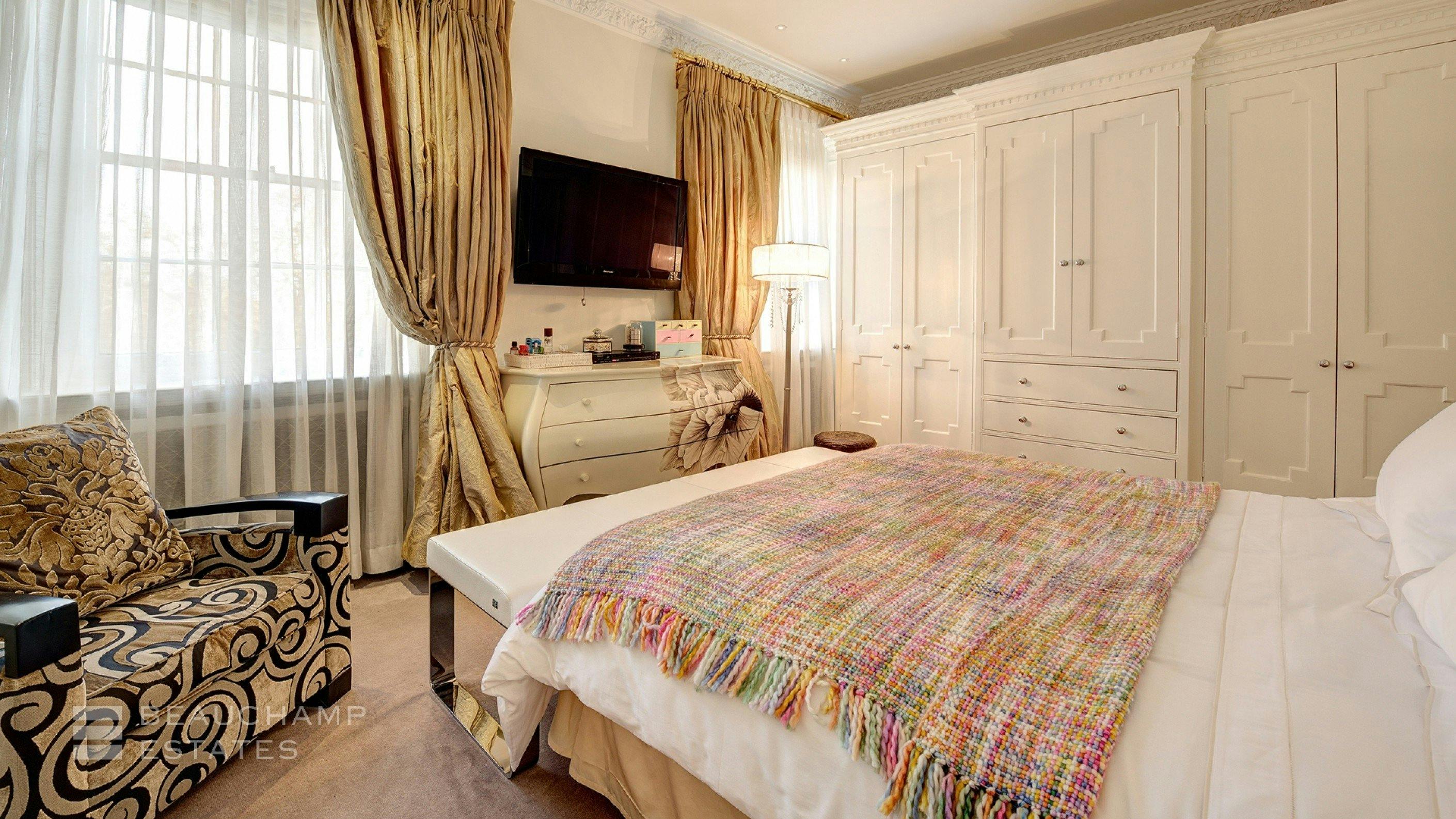 Eaton Square, SW1 - - New York City Townhouse Real Estate